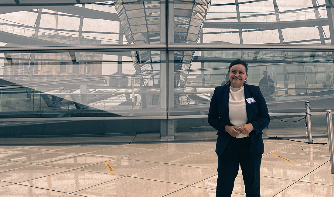 Catarina glücklich vor der Kuppel des Bundestags