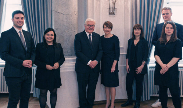 Frank-Walter Steinmeier mit Catarina dos Santos und Team