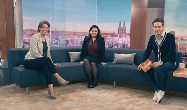 Auf der Couch im Interview im MOMA der ARD
